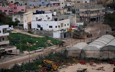 Des soldats israéliens en opération dans le camp de réfugiés de Far'a, près de la ville de Tubas, en Cisjordanie, le 11 février 2025. (Crédit : AP Photo/Nasser Nasser)