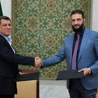 Le président par intérim de la Syrie, Ahmad al-Sharaa, à droite, serre la main de Mazloum Abdi, commandant des Forces démocratiques syriennes kurdes soutenues par les États-Unis, à Damas, en Syrie, le 10 mars 2025. (Crédit : SANA via AP)