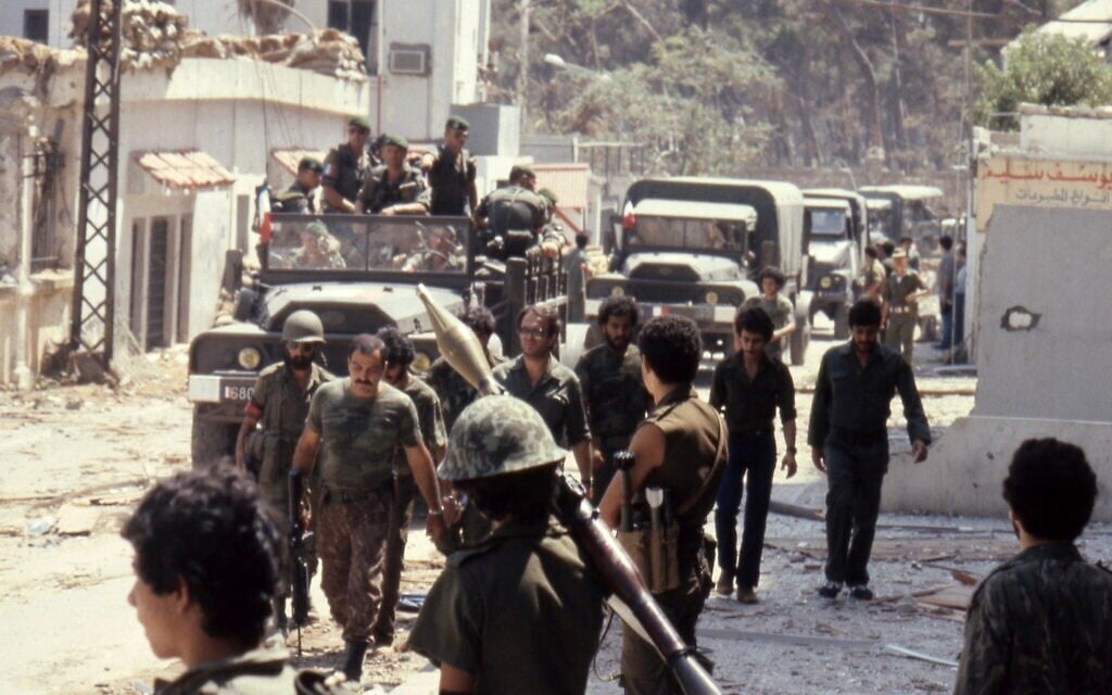 Des membres de l'Organisation de libération de la Palestine quittant Beyrouth, au Liban, le 25 août 1982. (Crédit : Saleh Rifai/AP)