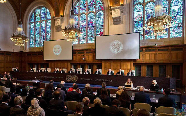 La Cour internationale de justice ouvrant les audiences sur une demande des Nations unies visant à obtenir un avis consultatif sur les obligations d'Israël d'autoriser l'aide humanitaire à Gaza et en Cisjordanie, à La Haye, aux Pays-Bas, le 28 avril 2025. (Crédit : Peter Dejong/AP Photo) La Cour internationale de justice ouvrant les audiences sur une demande des Nations unies visant à obtenir un avis consultatif sur les obligations d'Israël d'autoriser l'aide humanitaire à Gaza et en Cisjordanie, à La Haye, aux Pays-Bas, le 28 avril 2025. (Crédit : Peter Dejong/AP Photo)