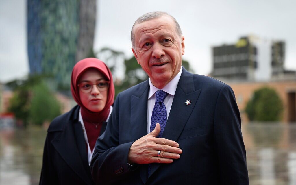 Illustration : Le président turc Recep Tayyip Erdogan arrive au début d'un sommet des dirigeants européens à Tirana, en Albanie, le 16 mai 2025. (Crédit : Leon Neal/Pool via AP)