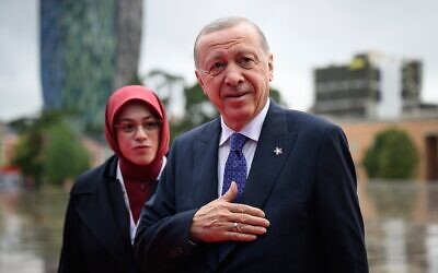 Illustration : Le président turc Recep Tayyip Erdogan arrive au début d'un sommet des dirigeants européens à Tirana, en Albanie, le 16 mai 2025. (Crédit : Leon Neal/Pool via AP)