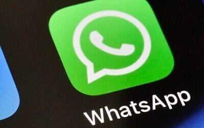 Une icône WhatsApp s'affiche sur un iPhone, le 15 novembre 2018, à Gelsenkirchen, en Allemagne. (Crédit : AP Photo/Martin Meissner, fichier) Une icône WhatsApp s'affiche sur un iPhone, le 15 novembre 2018, à Gelsenkirchen, en Allemagne. (Crédit : AP Photo/Martin Meissner, fichier)