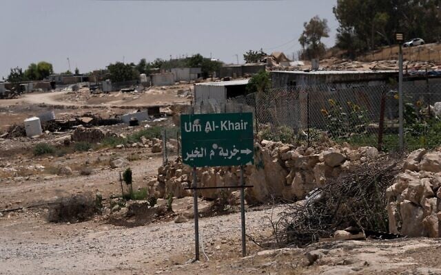 Illustration : Des structures rudimentaires destinées aux habitants du village bédouin d'Umm al-Khair, en Cisjordanie, à l'entrée du village, le 10 juillet 2024. (Crédit : Maya Alleruzzo/AP)