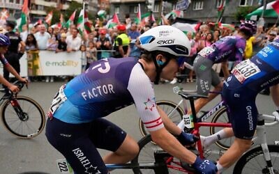 Pier-André Côté, de l'équipe Israel Premier Tech, lors de la onzième étape de la Vuelta, la course cycliste espagnole, entre Bilbao et Bilbao, en Espagne, le 3 septembre 2025. (Crédit : AP/Miguel Oses)