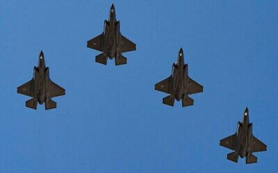 Un escadron d'avions F-35 Lightning II de l'US Air Force survole la Maison Blanche, le 3 septembre 2025, à Washington. (Crédit : AP Photo/Alex Brandon)