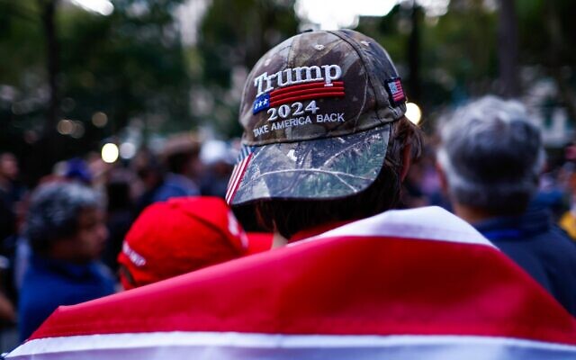 Illustration : Des personnes enveloppées dans un drapeau américain assistent à une veillée organisée par le New York Young Republicans Club en hommage à Charlie Kirk, militant conservateur assassiné, au Madison Square Park à New York, le 12 septembre 2025. (Crédit : AP Photo/Kena Betancur) Illustration : Des personnes enveloppées dans un drapeau américain assistent à une veillée organisée par le New York Young Republicans Club en hommage à Charlie Kirk, militant conservateur assassiné, au Madison Square Park à New York, le 12 septembre 2025. (Crédit : AP Photo/Kena Betancur)