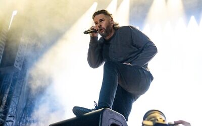 M. Shadows, du groupe Avenged Sevenfold, lors du festival de musique Louder Than Life, à Louisville, dans le Kentucky, le 19 septembre 2025. (Crédit : Amy Harris/Invision/AP)