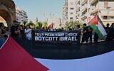 Ilustration : Des manifestants anti-Israël rassemblés avant un match de Ligue Europa opposant le PAOK à l'équipe israélienne du Maccabi Tel Aviv, dans la ville portuaire de Thessalonique, dans le nord de la Grèce, le 24 septembre 2025. (Crédit : Giannis Papanikos/AP)
