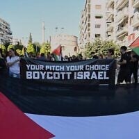 Ilustration : Des manifestants anti-Israël rassemblés avant un match de Ligue Europa opposant le PAOK à l'équipe israélienne du Maccabi Tel Aviv, dans la ville portuaire de Thessalonique, dans le nord de la Grèce, le 24 septembre 2025. (Crédit : Giannis Papanikos/AP)