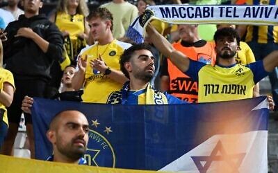Les supporters du Maccabi Tel Aviv applaudissant à la fin du match de football de l'Europa League entre le PAOK et le Maccabi Tel Aviv, au stade Toumpa, à Thessalonique, en Grèce, le 24 septembre 2025. (Crédit : Giannis Papanikos/AP)