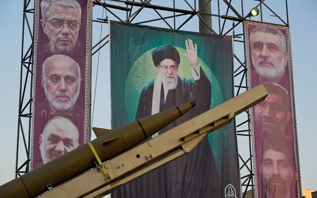 Un missile de fabrication nationale « Khaibar-buster » et des banderoles représentant le portrait du guide suprême iranien, l'ayatollah Ali Khamenei, au centre, et celui des commandantsdu Corps des Gardiens de la Révolution islamique (CGRI), le bras armé du régime iranien, éliminés lors d'une frappe israélienne en juin, exposés dans le cadre d'une exposition militaire commémorant l'anniversaire du début de la guerre Iran-Irak de 1980-1988 et de la guerre de douze jours avec Israël en juin, sur la place Baharestan, à Téhéran, le 25 septembre 2025. (Crédit : Vahid Salemi/AP Photo)