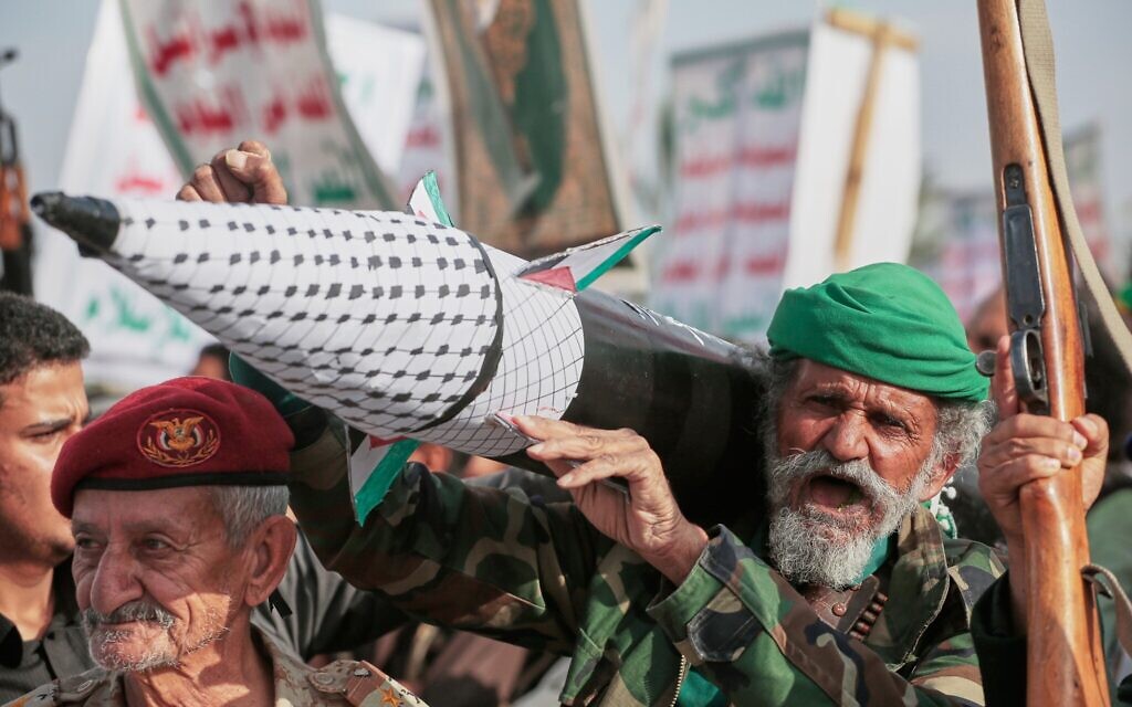 Un partisan houthi scande des slogans tout en brandissant une réplique de roquette lors d'un rassemblement anti-américain et anti-israélien à Sanaa, au Yémen, le 26 septembre 2025. (Crédit : AP Photo/Osamah Abdulrahman)