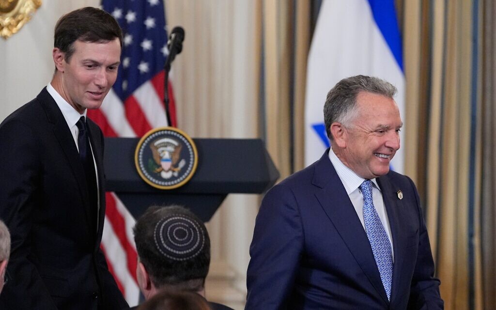 L'envoyé spécial américain au Moyen-Orient, Steve Witkoff, à droite, et Jared Kushner, à gauche, dans la salle à manger d'État de la Maison Blanche, le 29 septembre 2025, à Washington. (Crédit : AP Photo/Alex Brandon)