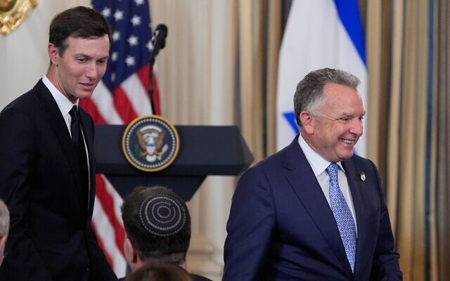L'envoyé spécial américain au Moyen-Orient, Steve Witkoff, à droite, et Jared Kushner, à gauche, dans la salle à manger d'État de la Maison Blanche, le 29 septembre 2025, à Washington. (Crédit : AP Photo/Alex Brandon)