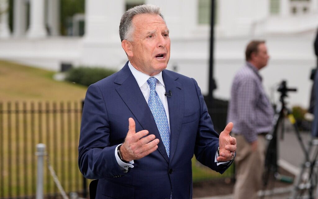 L'envoyé spécial américain au Moyen-Orient, Steve Witkoff, s'exprime lors d'une interview avec FOX News Channel devant l'aile ouest de la Maison Blanche à Washington, le 29 septembre 2025. (Crédit : AP Photo/Alex Brandon)