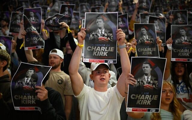 Des personnes brandissent des affiches de Charlie Kirk lors d'un rassemblement de Turning Point USA à l'université d'État de l'Utah, dans le cadre de la campagne menée par l'organisation pour honorer la mémoire de Kirk, mardi 30 septembre 2025, à Logan, dans l'Utah. (Crédit : AP Photo/Alex Goodlett) Des personnes brandissent des affiches de Charlie Kirk lors d'un rassemblement de Turning Point USA à l'université d'État de l'Utah, dans le cadre de la campagne menée par l'organisation pour honorer la mémoire de Kirk, mardi 30 septembre 2025, à Logan, dans l'Utah. (Crédit : AP Photo/Alex Goodlett)