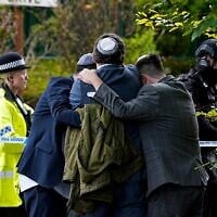 Photo d'illustration: Des membres de la communauté juive se réconfortent mutuellement à la suite d’une attaque terroriste meurtrière survenue pendant les offices de Yom Kippour à la synagogue Heaton Park Hebrew Congregation à Crumpsall, Manchester, le 2 octobre 2025. (Crédit : Peter Byrne/PA/AP)