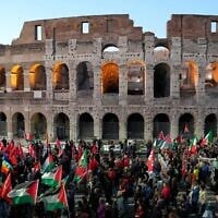 Des manifestants pro-palestiniens et anti-israéliens se rassemblent devant le Colisée à Rome le 2 octobre 2025 pour protester contre l'interception par la marine israélienne d'une flottille d'aide humanitaire à destination de Gaza. (Crédit : AP/Gregorio Borgia)