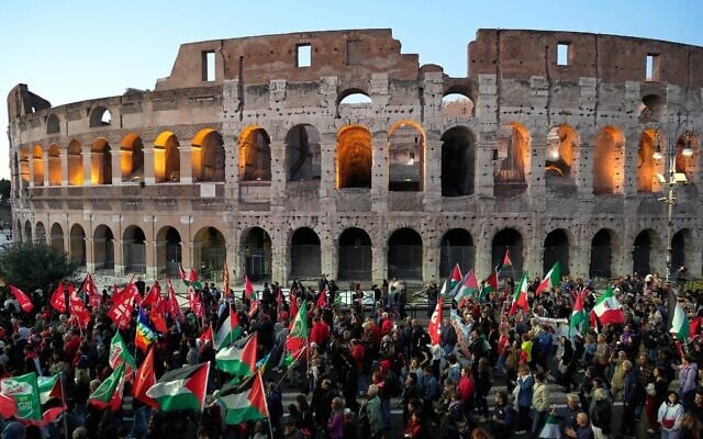 Des manifestants pro-palestiniens et anti-israéliens se rassemblent devant le Colisée à Rome le 2 octobre 2025 pour protester contre l'interception par la marine israélienne d'une flottille à destination de Gaza. (Crédit : AP/Gregorio Borgia) Des manifestants pro-palestiniens et anti-israéliens se rassemblent devant le Colisée à Rome le 2 octobre 2025 pour protester contre l'interception par la marine israélienne d'une flottille à destination de Gaza. (Crédit : AP/Gregorio Borgia)