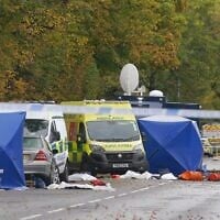 La police gardant les lieux d'une attaque terroriste perpétrée la veille à la synagogue Heaton Park Hebrew Congregation, à Crumpsall, Manchester, en Angleterre, le 3 octobre 2025. (Crédit : Ian Hodgson/AP Photo)