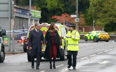 Le Premier ministre britannique Keir Starmer et son épouse Victoria arrivent pour rencontrer les secouristes près de la synagogue de Heaton Park à Manchester, en Angleterre, le 3 octobre 2025, où deux personnes ont été tuées jeudi lors d'une attaque terroriste. (Crédit : AP Photo/Ian Hodgson)