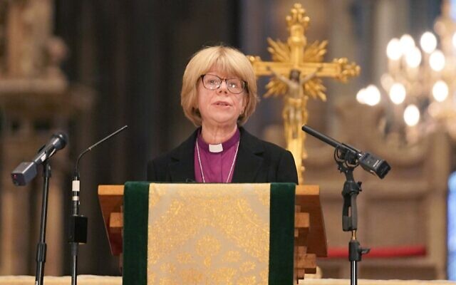 Sarah Mullally, la nouvelle archevêque de Canterbery,  s'exprime à l'intérieur de la cathédrale de Canterbery, en Angleterre, le 3 octobre 2025. (Crédit : AP Photo/Alberto Pezzali)