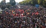 Des manifestants se rassemblent pour une manifestation anti-Israël et pro-palestinienne à Bologne, en Italie, le 3 octobre 2025. (Crédit : Guido Calamosca/LaPresse via AP)