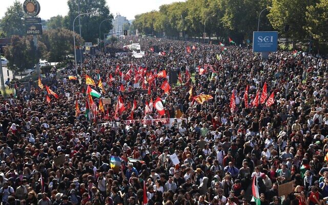 Des manifestants se rassemblent pour une manifestation anti-Israël et pro-palestinienne à Bologne, en Italie, le 3 octobre 2025. (Crédit : Guido Calamosca/LaPresse via AP) Des manifestants se rassemblent pour une manifestation anti-Israël et pro-palestinienne à Bologne, en Italie, le 3 octobre 2025. (Crédit : Guido Calamosca/LaPresse via AP)