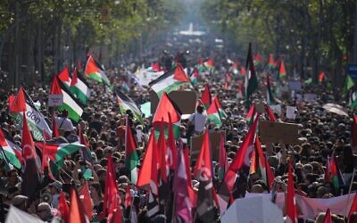 Des manifestants pro-palestiniens et anti-israéliens se rassemblent lors d'une manifestation à Barcelone, en Espagne, le 4 octobre 2025. (Crédit : AP Photo/Emilio Morenatti)