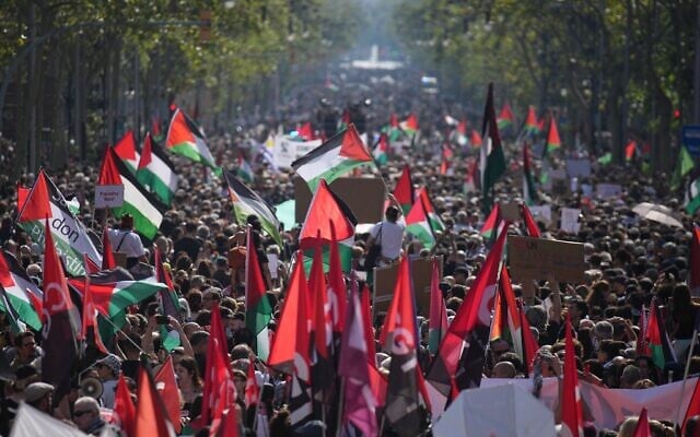 Des manifestants pro-palestiniens et anti-israéliens se rassemblent lors d'une manifestation à Barcelone, en Espagne, le 4 octobre 2025. (Crédit : AP Photo/Emilio Morenatti)