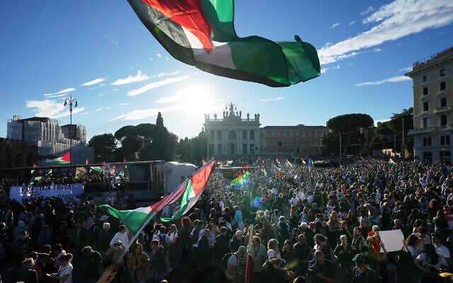 Des manifestants anti-Israël brandissent des drapeaux palestiniens alors qu'ils se rassemblent sur la place San Giovanni à Rome, en Italie, le 4 octobre 2025, à l'issue d'une marche appelant à la fin de la guerre à Gaza. (Crédit : AP Photo/Alessandra Tarantino) Des manifestants anti-Israël brandissent des drapeaux palestiniens alors qu'ils se rassemblent sur la place San Giovanni à Rome, en Italie, le 4 octobre 2025, à l'issue d'une marche appelant à la fin de la guerre à Gaza. (Crédit : AP Photo/Alessandra Tarantino)