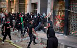 Des manifestants vandalisent un magasin Carrefour lors d’un rassemblement pro-palestinien à Barcelone, en Espagne, le samedi 4 octobre 2025. (AP/Emilio Morenatti)