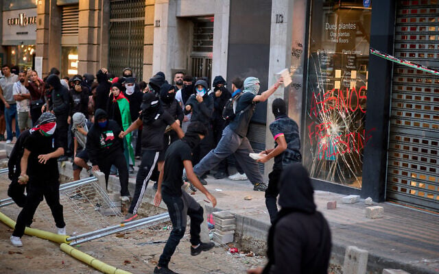 Des manifestants vandalisent un magasin Carrefour lors d’un rassemblement pro-palestinien à Barcelone, en Espagne, le samedi 4 octobre 2025. (AP/Emilio Morenatti) Des manifestants vandalisent un magasin Carrefour lors d’un rassemblement pro-palestinien à Barcelone, en Espagne, le samedi 4 octobre 2025. (AP/Emilio Morenatti)