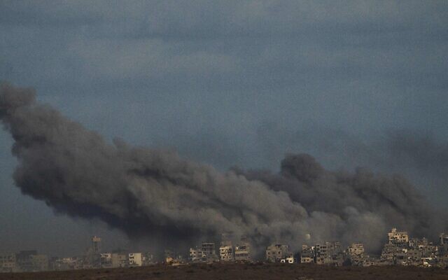Des nuages de fumée s'élèvent au-dessus de la bande de Gaza après une frappe israélienne, vue depuis le sud d'Israël, dimanche 5 octobre 2025. (Crédit : AP/Ariel Schalit)