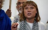 La militante suédoise Greta Thunberg s'exprimant à son arrivée à l'aéroport international Eleftherios Venizelos, à Athènes, le 6 octobre 2025. (Crédit : Petros Giannakouris/AP Photo)