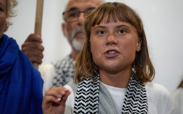 La militante suédoise Greta Thunberg s'exprimant à son arrivée à l'aéroport international Eleftherios Venizelos, à Athènes, le 6 octobre 2025. (Crédit : Petros Giannakouris/AP Photo)