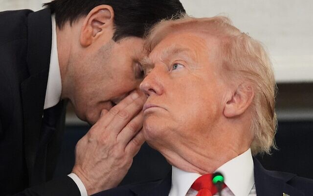 Le secrétaire d'État américain Marco Rubio chuchote à l'oreille du président Donald Trump à la Maison-Blanche, le 8 octobre 2025, à Washington. (Crédit :  AP/Evan Vucci)