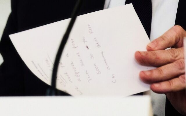 Le secrétaire d'État américain Marco Rubio rédige une note avant de la remettre au président Donald Trump lors d'une table ronde à la Maison-Blanche, le 8 octobre 2025, à Washington. (Crédit : AP/Evan Vucci)