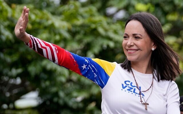 La cheffe de l'opposition Maria Corina Machado salue depuis le toit d'un camion lors d'un rassemblement de la campagne électorale du candidat à la présidence Edmundo Gonzalez à Caracas, au Venezuela, le 25 juillet 2024. (Crédit : AP Photo/Matias Delacroix, fichier) La cheffe de l'opposition Maria Corina Machado salue depuis le toit d'un camion lors d'un rassemblement de la campagne électorale du candidat à la présidence Edmundo Gonzalez à Caracas, au Venezuela, le 25 juillet 2024. (Crédit : AP Photo/Matias Delacroix, fichier)
