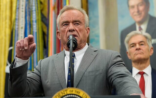 Le secrétaire à la Santé et aux Services sociaux, Robert F. Kennedy Jr., s'exprimant lors d'un événement avec le président Donald Trump, dans le Bureau ovale de la Maison Blanche, à Washington, le 10 octobre 2025. (Crédit : Alex Brandon/AP) Le secrétaire à la Santé et aux Services sociaux, Robert F. Kennedy Jr., s'exprimant lors d'un événement avec le président Donald Trump, dans le Bureau ovale de la Maison Blanche, à Washington, le 10 octobre 2025. (Crédit : Alex Brandon/AP)