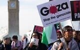 Des manifestants brandissent des pancartes et des banderoles lors d’une manifestation pro-palestinienne alors qu’ils défilent dans le centre de Londres, le 11 octobre 2025. (Crédit : Joanna Chan/AP)