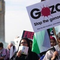 Des manifestants brandissent des pancartes et des banderoles lors d’une manifestation pro-palestinienne alors qu’ils défilent dans le centre de Londres, le 11 octobre 2025. (Crédit : Joanna Chan/AP)