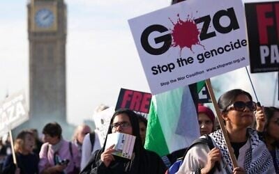 Des manifestants brandissent des pancartes et des banderoles lors d’une manifestation pro-palestinienne alors qu’ils défilent dans le centre de Londres, le 11 octobre 2025. (Crédit : Joanna Chan/AP)