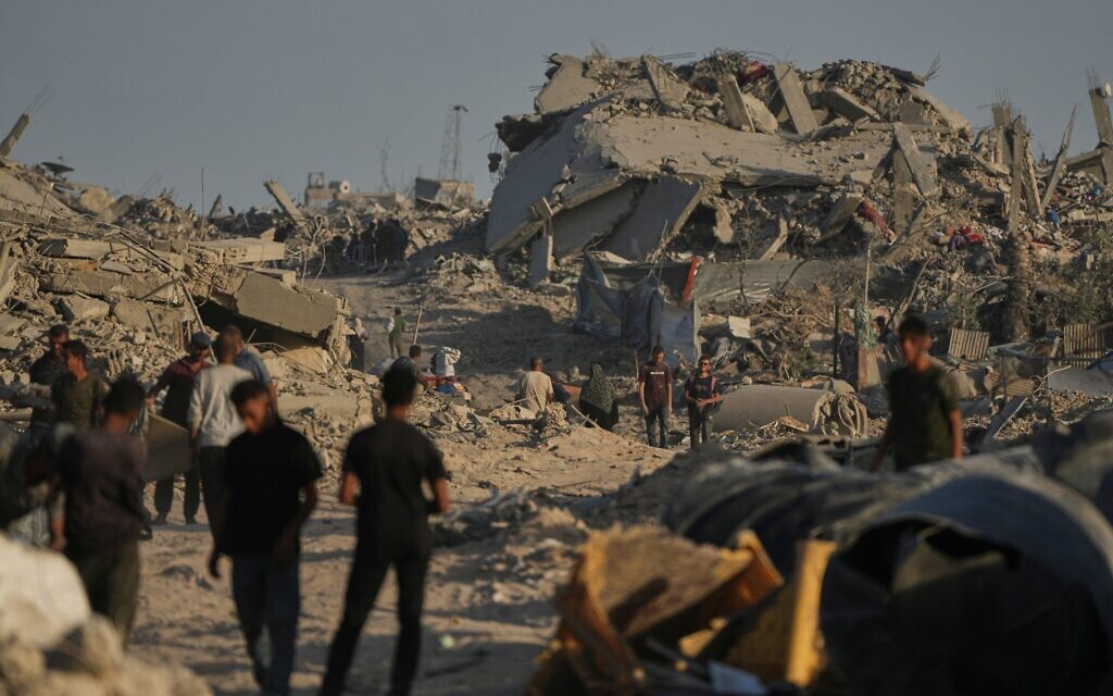 Des Gazaouis déplacés inspectant les décombres de leurs maisons détruites dans le quartier fortement endommagé de Sheikh Radwan, à Gaza-City, le 11 octobre 2025. (Crédit : Abdel Kareem Hana/AP)