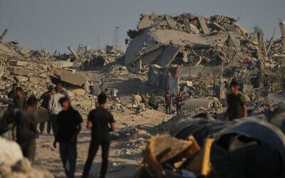 Des Gazaouis déplacés inspectant les décombres de leurs maisons détruites dans le quartier fortement endommagé de Sheikh Radwan, à Gaza-City, le 11 octobre 2025. (Crédit : Abdel Kareem Hana/AP)