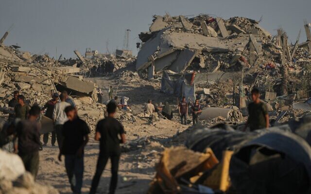 Des Gazaouis déplacés inspectant les décombres de leurs maisons détruites dans le quartier fortement endommagé de Sheikh Radwan, à Gaza-City, le 11 octobre 2025. (Crédit : Abdel Kareem Hana/AP)