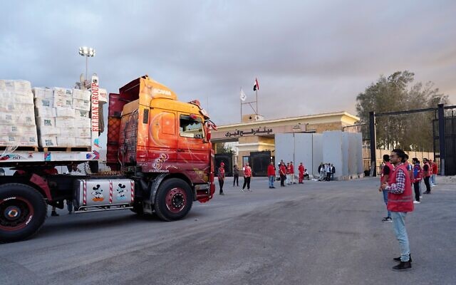 Des camions transportant de l'aide humanitaire franchissant le poste frontière de Rafah entre l'Égypte et la bande de Gaza, à la suite d'un accord entre Israël et le Hamas sur un cessez-le-feu, le 12 octobre 2025. (Crédit : Mohamed Arafat/AP) Des camions transportant de l'aide humanitaire franchissant le poste frontière de Rafah entre l'Égypte et la bande de Gaza, à la suite d'un accord entre Israël et le Hamas sur un cessez-le-feu, le 12 octobre 2025. (Crédit : Mohamed Arafat/AP)