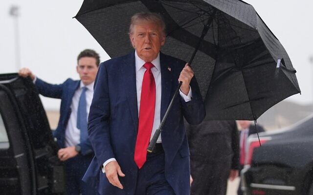 Le président américain Donald Trump s'adresse aux journalistes avant d'embarquer à bord d'Air Force One, le 12 octobre 2025, à la base aérienne Andrews, dans le Maryland, en route pour le Moyen-Orient. (Crédit : AP Photo/Evan Vucci)