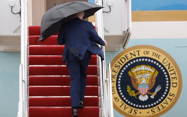 Le président Donal Trump montant à bord de l'Air Force One à son arrivée à la base militaire d'Andrews, dans le Maryland, le 12 octobre 2025. (Crédit : Luis M. Alvarez/AP) Le président Donal Trump montant à bord de l'Air Force One à son arrivée à la base militaire d'Andrews, dans le Maryland, le 12 octobre 2025. (Crédit : Luis M. Alvarez/AP)